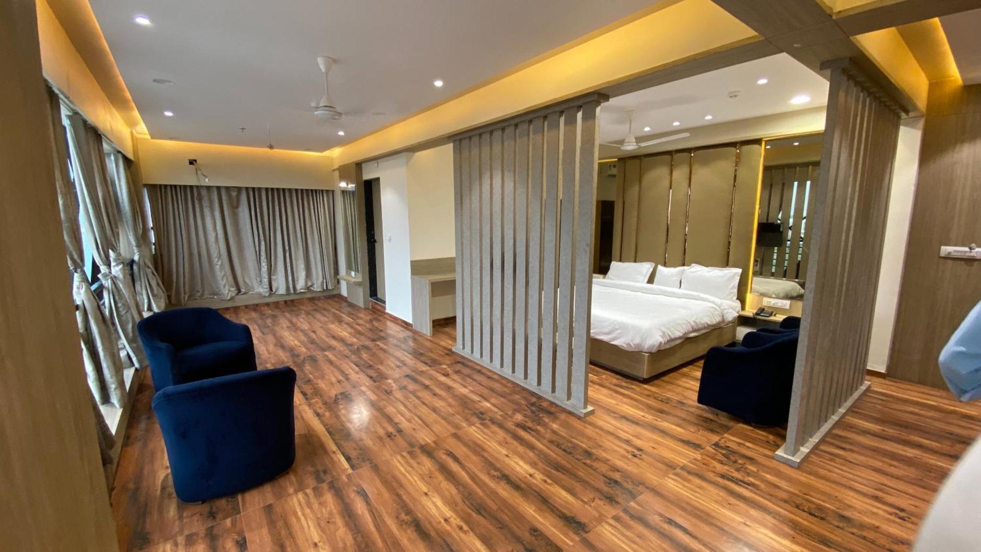 Hotel Royal Bistro Mahesana Екстериор снимка