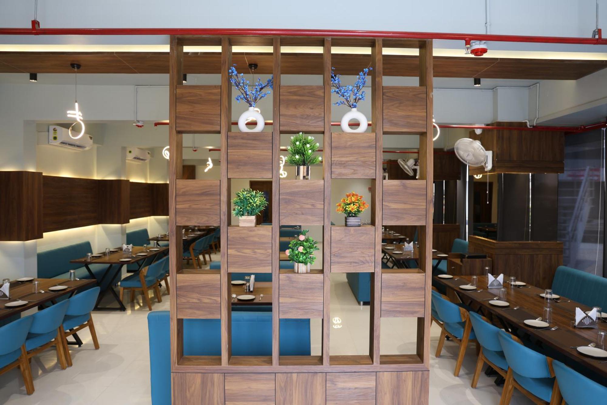 Hotel Royal Bistro Mahesana Екстериор снимка