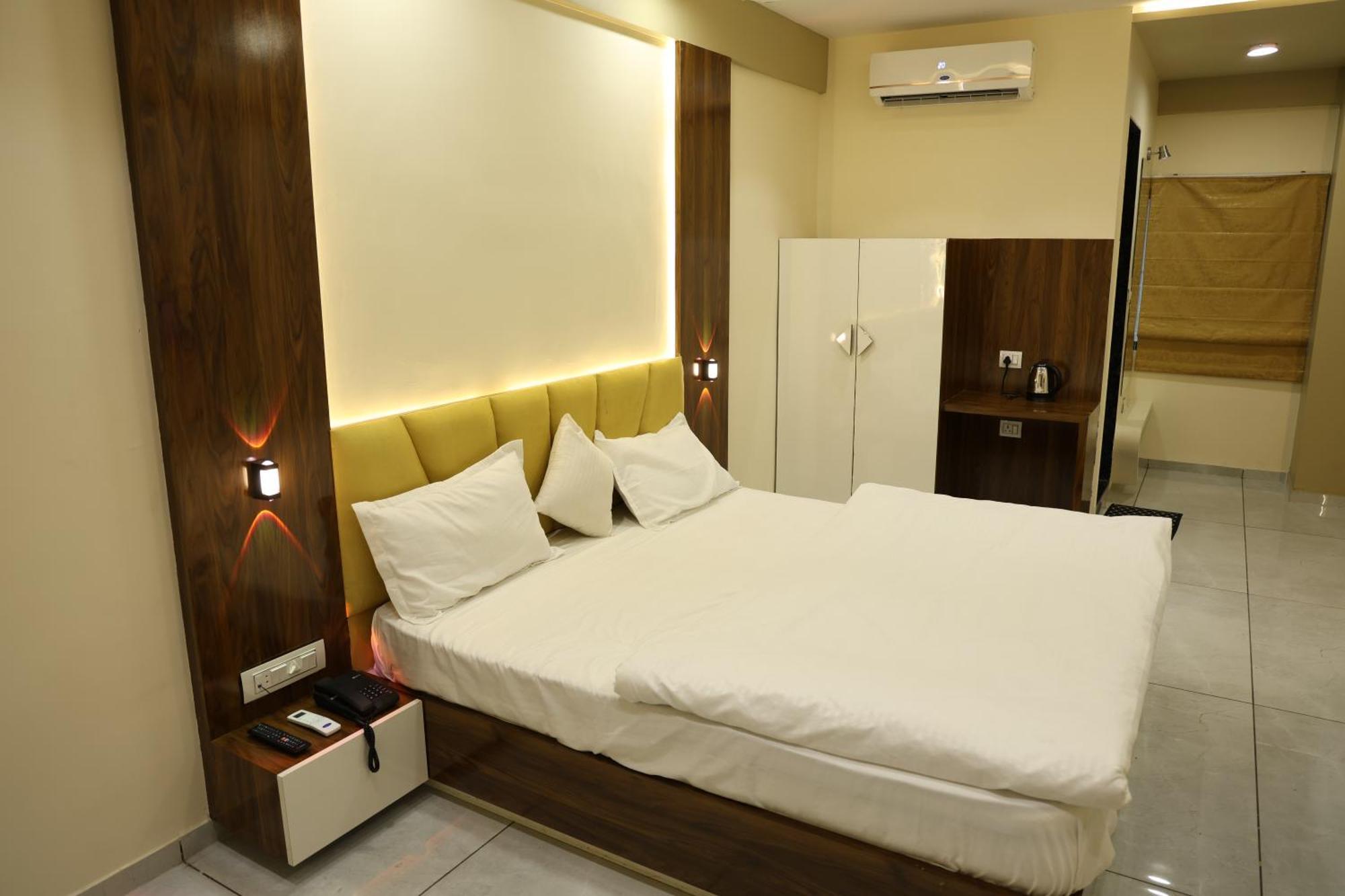 Hotel Royal Bistro Mahesana Екстериор снимка