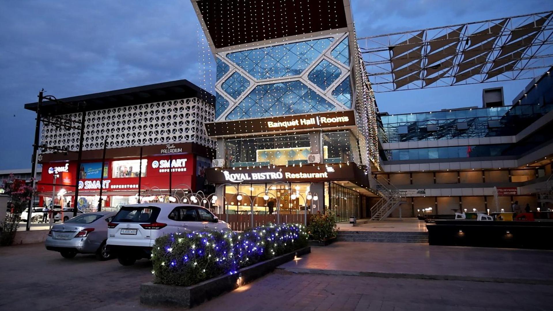 Hotel Royal Bistro Mahesana Екстериор снимка